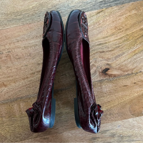 Tory Burch Reva Crocodile Embossed Cranberry Leather Flats Size 5 M - Picture 7 of 15